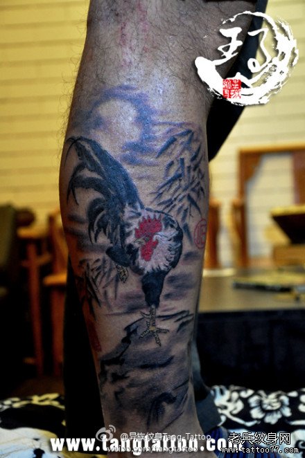 经典的腿部一款水墨公鸡纹身图案