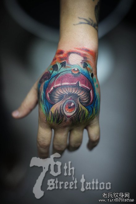 手背一款长眼睛的蘑菇纹身图案