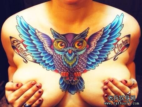 女生胸前精美很酷的猫头鹰纹身图案