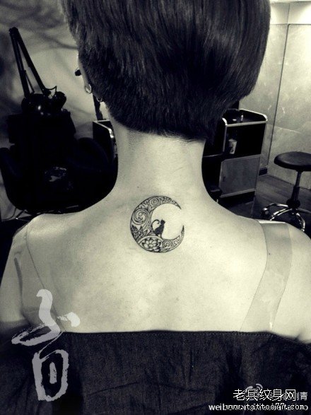 女生后脖子月亮与猫咪纹身图案_武汉纹身店之