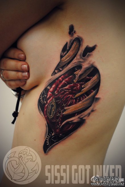 女生侧胸一款另类很酷的心脏纹身图案_武汉纹