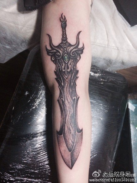 手臂帅气很酷的一款宝剑纹身图案