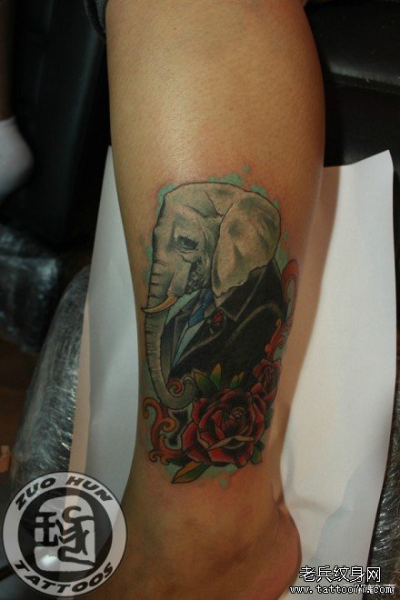 腿部一款潮流时尚的大象先生纹身图案