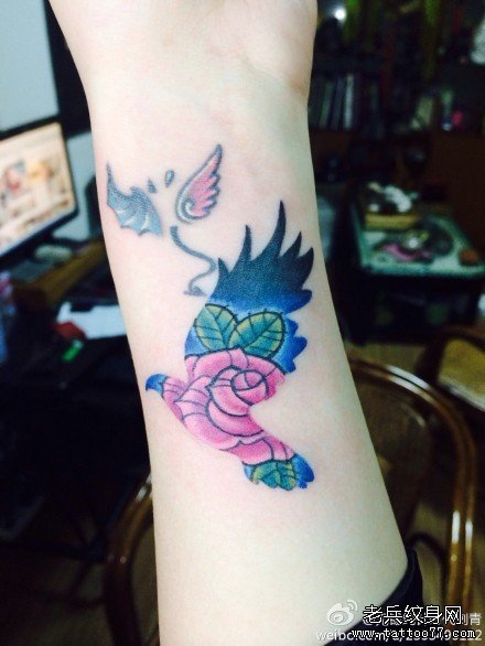 女生小手臂小鸟玫瑰花纹身图案