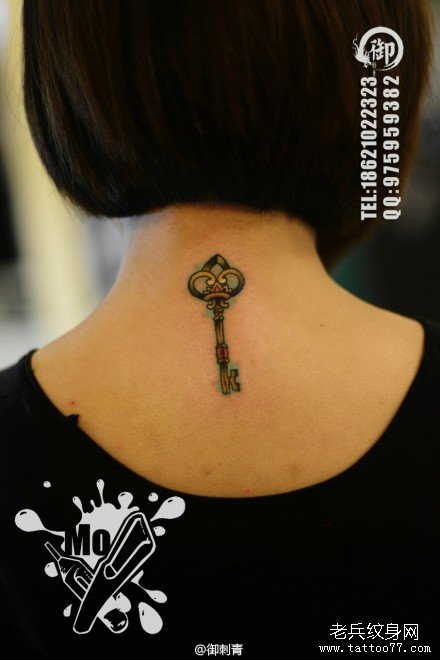 女生后脖子小巧时尚的钥匙纹身图案