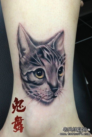女生脚踝处可爱的小猫咪纹身图案