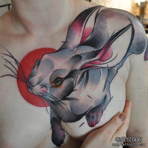 美女胸前一款经典的兔子纹身图案
