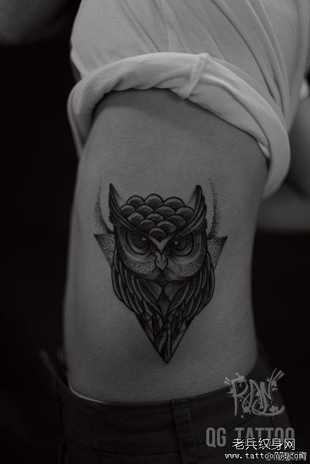 侧腰经典时尚的一款猫头鹰纹身图案