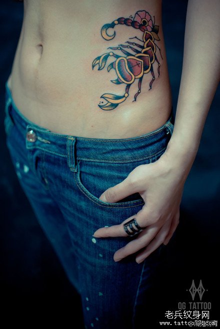 腹部简单潮流的一款蝎子纹身图案
