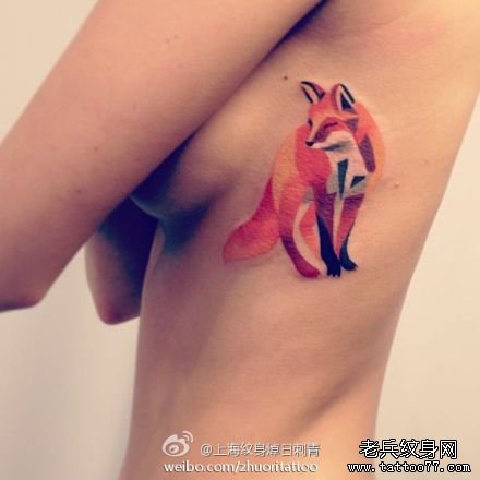 美女侧胸一款概念风格的狐狸纹身图案