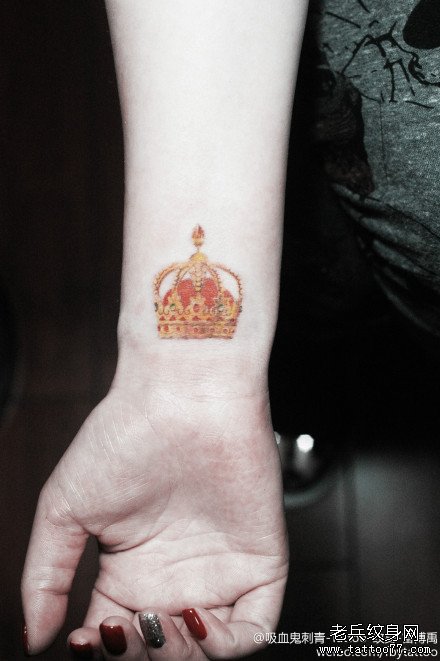 女生手腕小巧精美的皇冠纹身图案