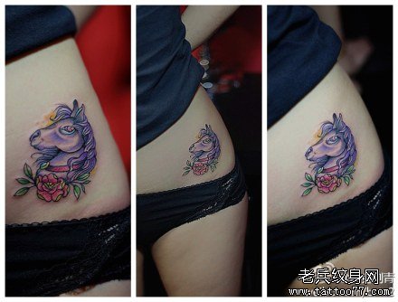 美女腹部时尚经典的马纹身图案