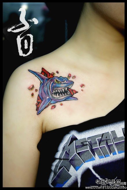 女生肩膀处经典很酷的鲨鱼纹身图案