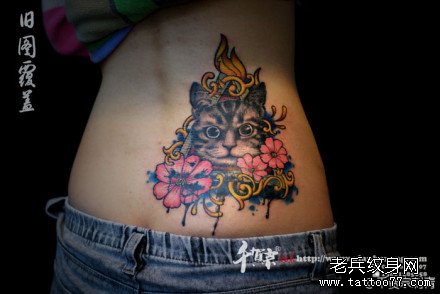 美女后腰可爱潮流的猫咪纹身图案