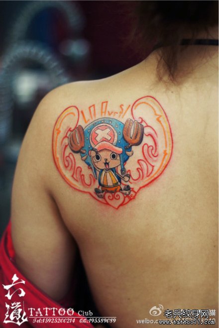 女生肩背可爱潮流的乔巴纹身图案