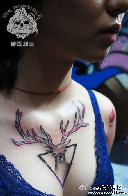 美女胸前经典潮流的小鹿纹身图案