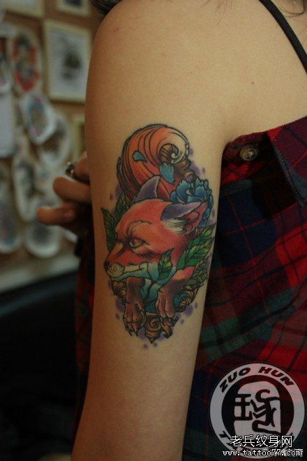 女生手臂精美漂亮的狐狸纹身图案