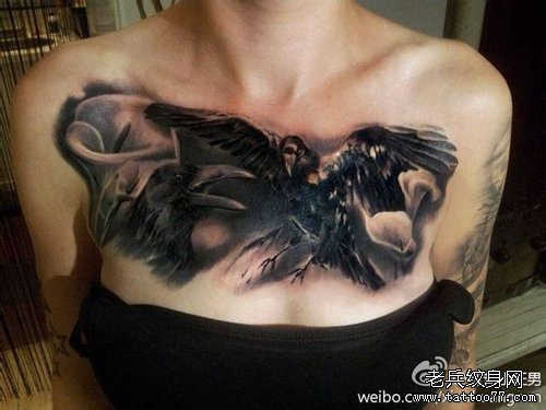 女生胸前潮流帅气的乌鸦纹身图案
