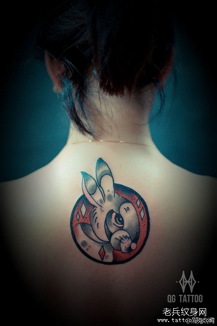 女生后背可爱经典的兔子纹身图案