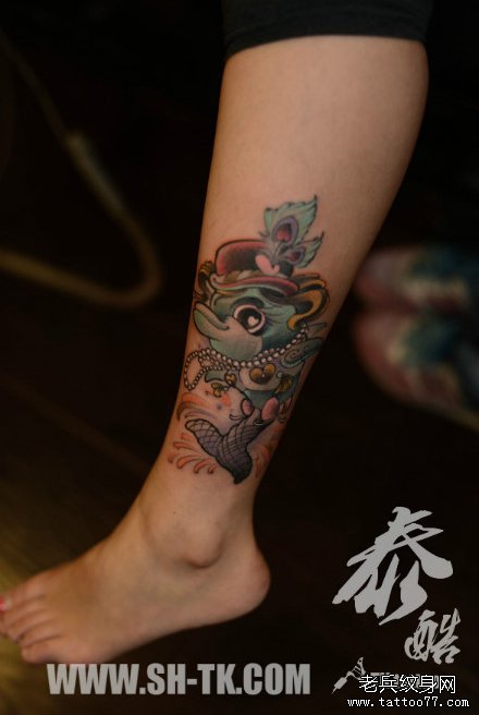 女生腿部潮流的海豚纹身图案
