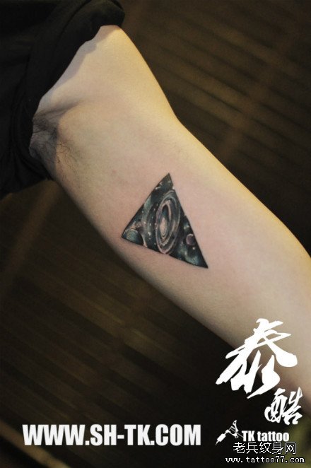 手臂内侧潮流精美的星空三角纹身图案_武汉纹