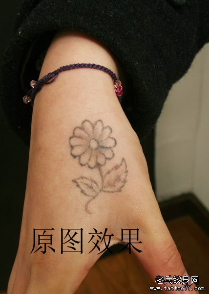 手部虎口黑灰素描小雏菊纹身图案激光洗纹身案