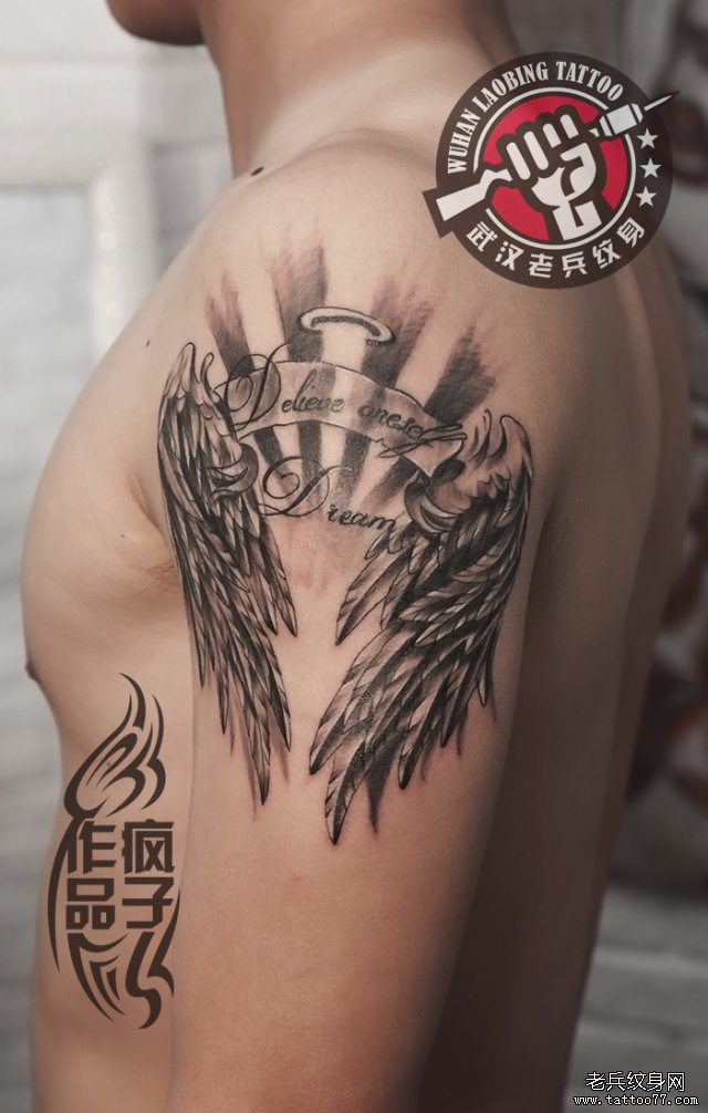 代表飞翔的大臂翅膀纹身作品_武汉纹身店之家