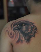 李哲的鹰头纹身作品照片