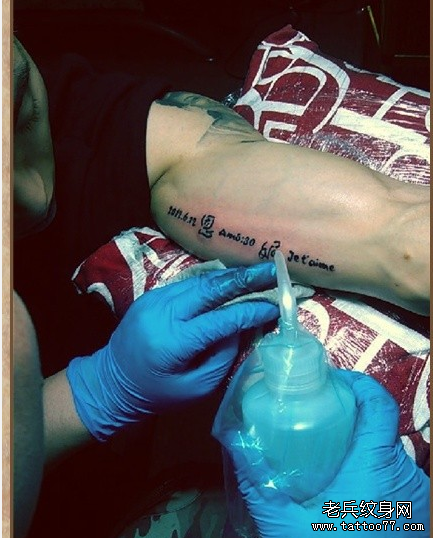 2012年6月21日手臂内侧字母汉字纹身图案制作