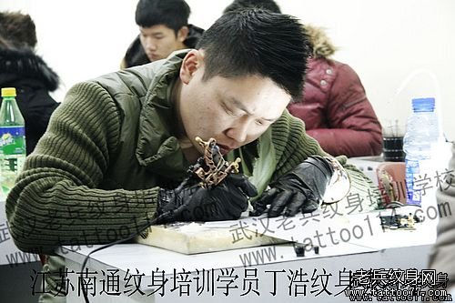 江苏南通纹身学员丁浩纹身练习中_武汉纹身店