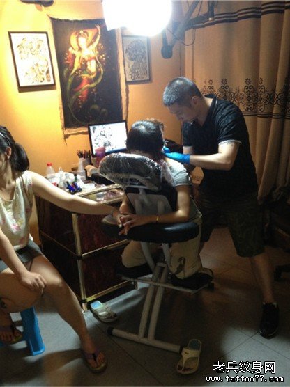 2012年8月6日美女后颈部可爱老虎纹身图案制