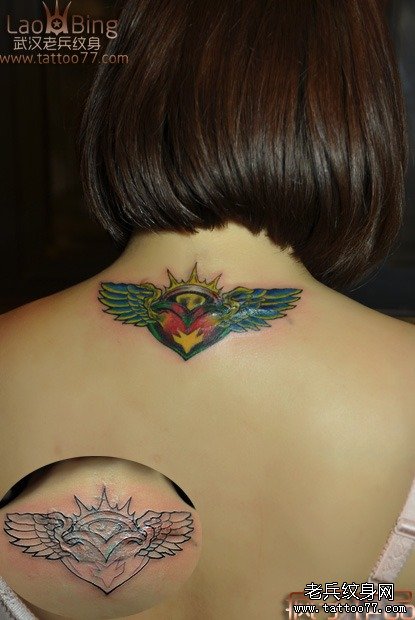 美女颈部彩色翅膀纹身图案遮盖旧纹身疤痕——疯子