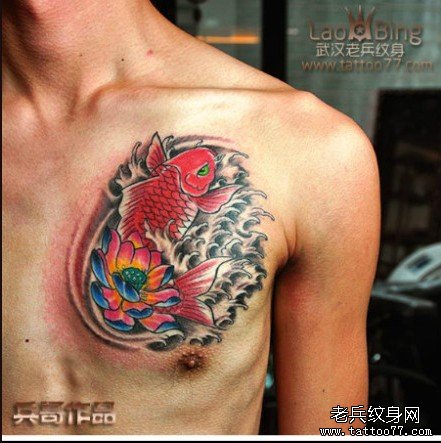 武汉纹身店打造的胸口鲤鱼莲花纹身图案作品图片