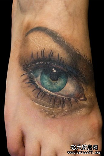 一个脚背上逼真的眼睛纹身图片
