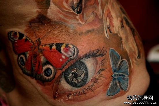 彩色眼睛纹身图片作品女性的现实眼睛周围的蝴蝶纹身是一个符号的组合