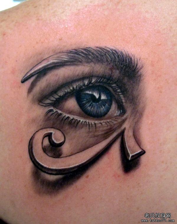 艺术纹身结合了逼真的眼睛纹身图案