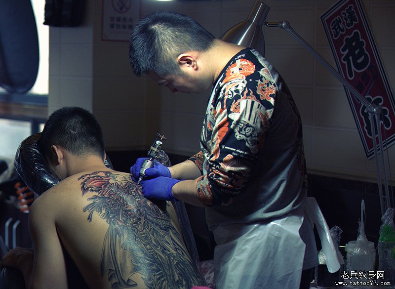 2013年10月9日兵哥打造满背杨七郎纹身现场