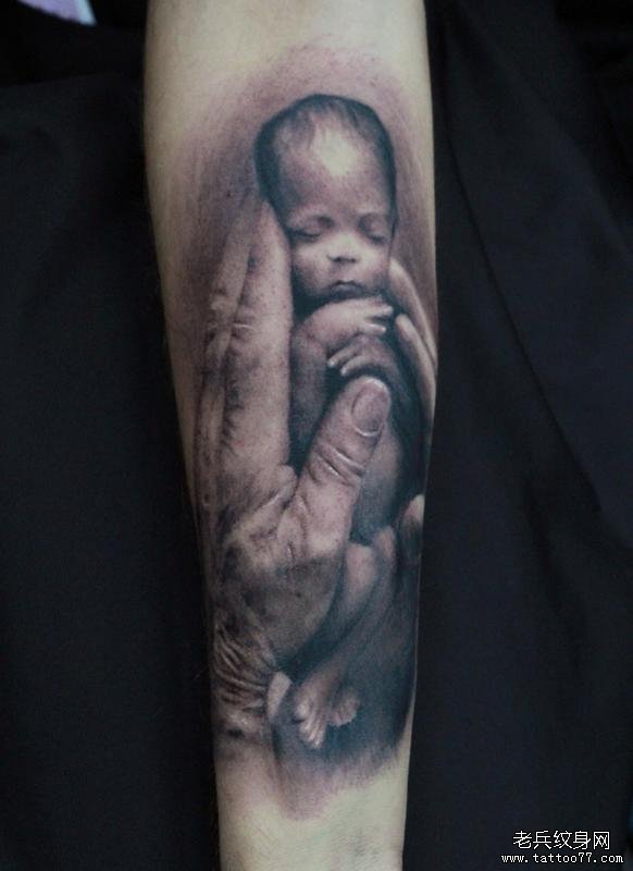 小臂上一款可爱的婴儿纹身图片