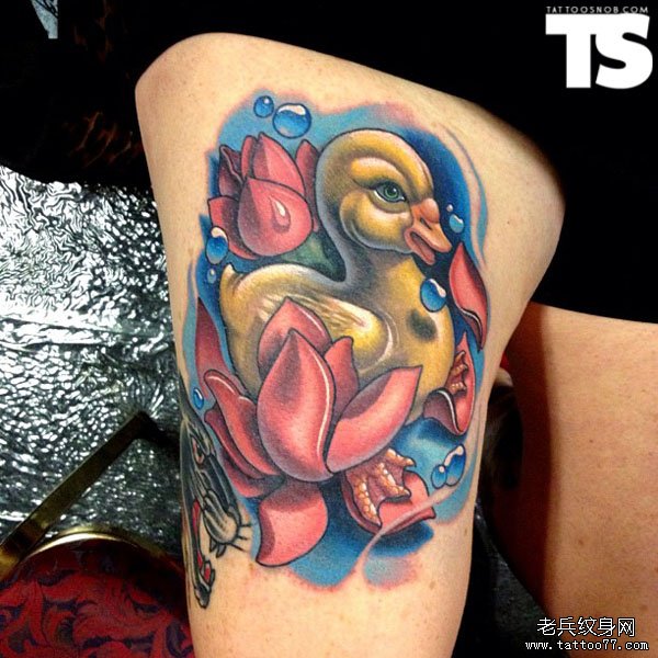 大腿上一款艳丽可爱的小黄鸭纹身作品
