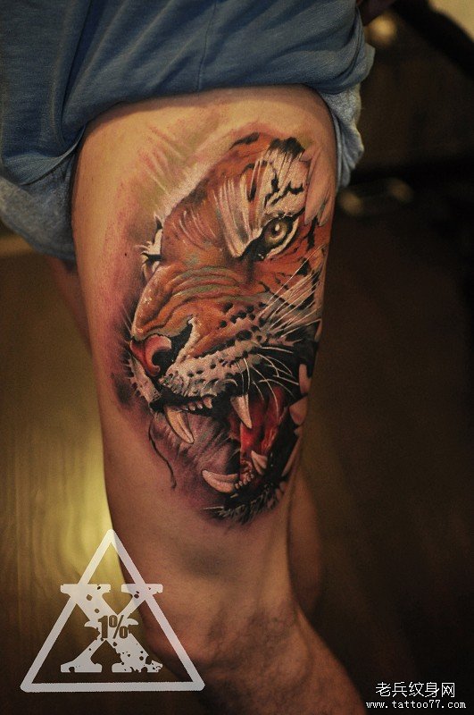 大腿上一款霸气的虎头纹身图案_武汉纹身店之