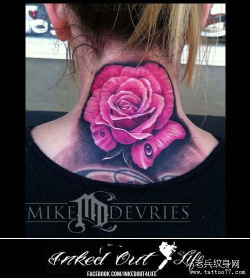 美女颈部上一款玫红色玫瑰花纹身作品
