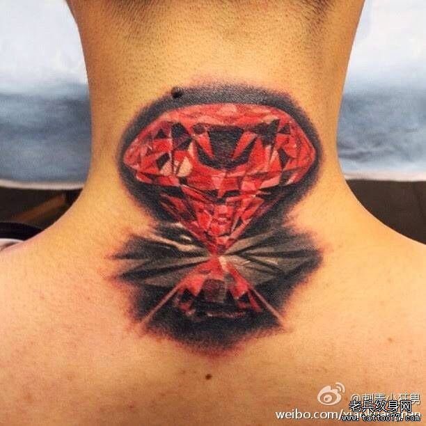 颈部上的一款红宝石纹身作品