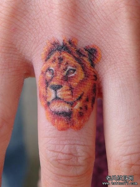 手指上一款简约狮子头纹身图案