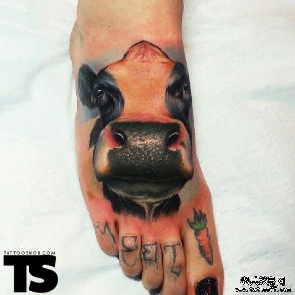 分享一款脚背上奶牛纹身图案