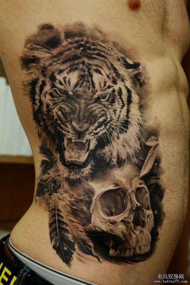侧腰上一款霸气的骷髅头老虎纹身图案