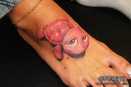 脚背上的一款可爱乌龟纹身作品
