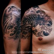 纹身 武汉/潮流很酷的一款半胛鲤鱼纹身图案欣赏