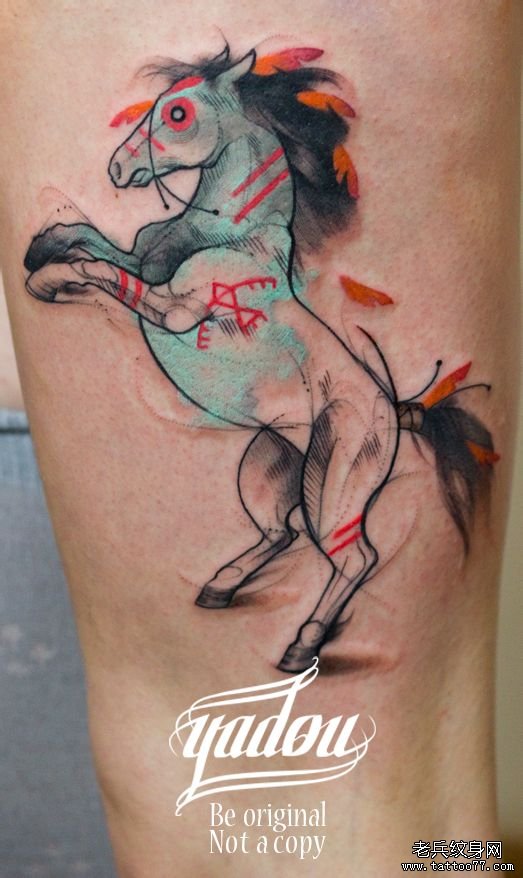 大腿上一款抽象马纹身图片