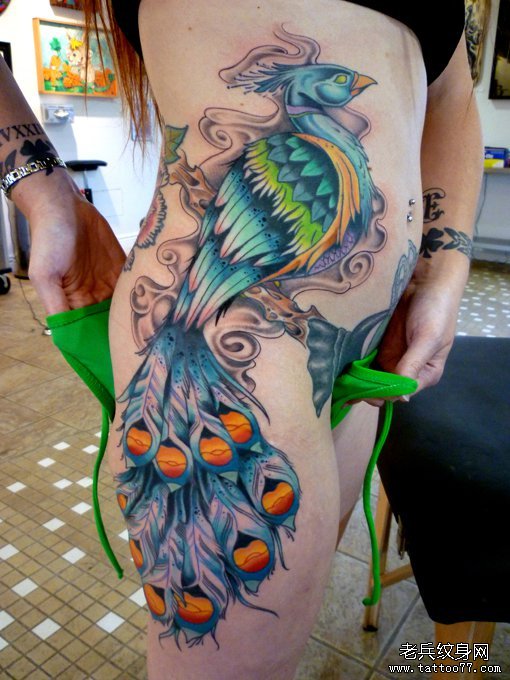 美女侧腰一款性感漂亮的孔雀纹身图案