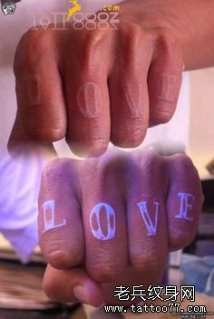 荧光纹身夜光纹身隐形纹身图片手指字母